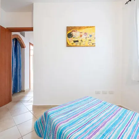 Delightful Three Flat With Patio Near Budoni דירה