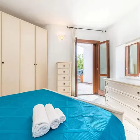 Delightful Three Flat With Patio Near Budoni דירה