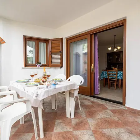 Delightful Three Flat With Patio Near Budoni