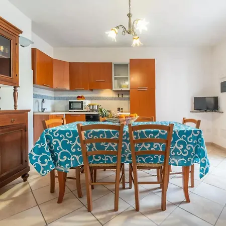Delightful Three Flat With Patio Near Budoni דירה