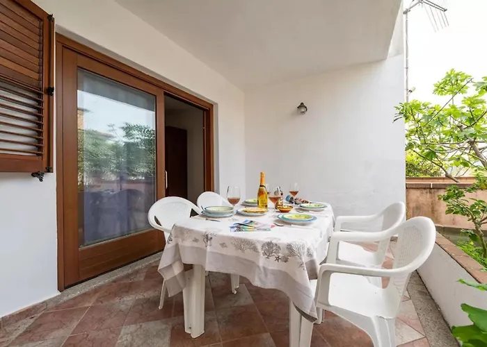 Cozy Veranda Retreat Near Budoni Apartman *