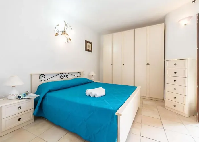 Cozy Veranda Retreat Near Budoni Apartman Tanaunella